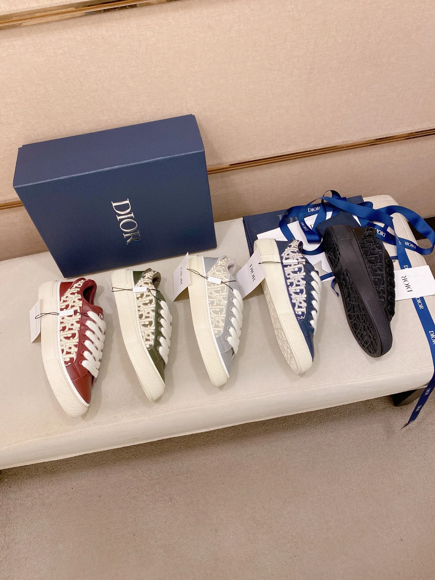 Factory price: 300 Men's shoes 💰[Dior·Dior] Top 🔍Couple style 💏🔍New casual sports style couple shoes, new four-season design, perfect workmanship, lace-up lazy style to create cabinet quality, upper: imported first-layer cowhide, sheepskin lining is soft and comfortable, ultra-light TPU wear-resistant outsole, simple, versatile fashion men's shoes, excellent color code number 35--44